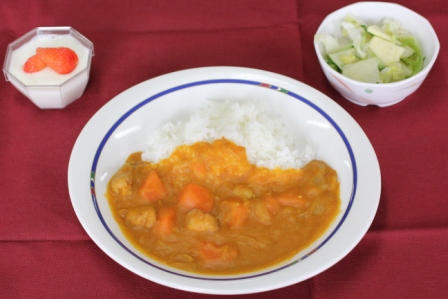 給食　カレーライス